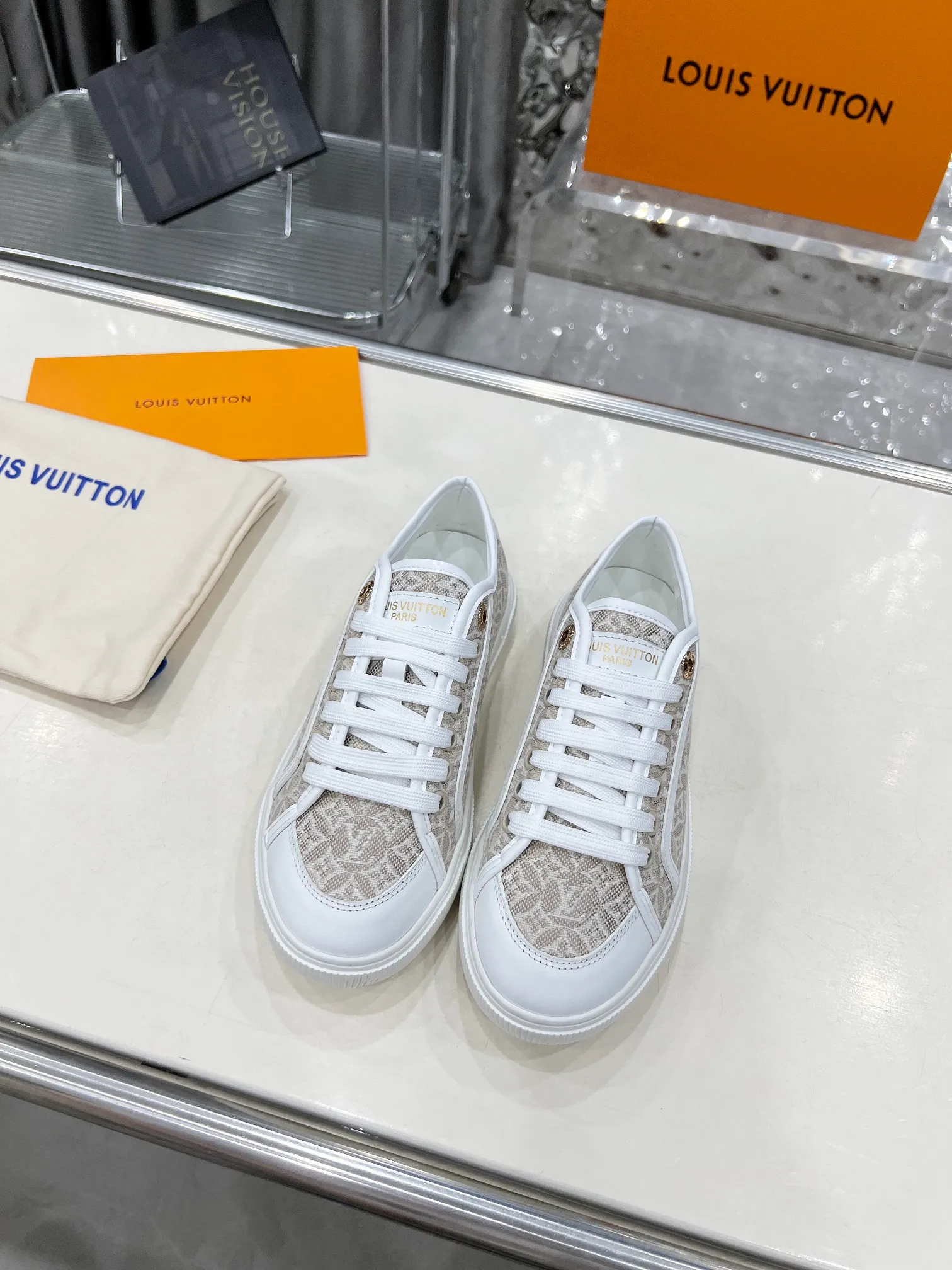 👟👟Ex-factory price 420👟👟 New arrival🆕🆕🆕 This LV Lagoon sneaker is made of lightweight canvas embroidered with the handwritten Louis Vuitton Paris logo. It highlights the casual summer atmosphere with a trendy and simple configuration, and can easily brighten up various looks. Monogram flowers bloom on the soft rubber sole. Code number: 35~41, multiple colors available! Oil edges + TPU outsole + drawer box packaging
